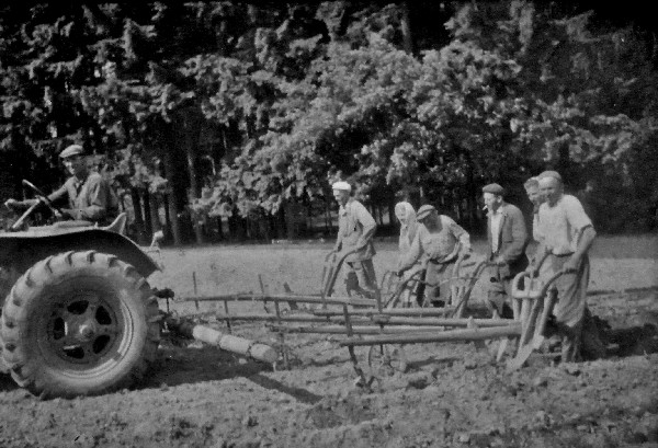 Traktory  významně usnadnily práci....